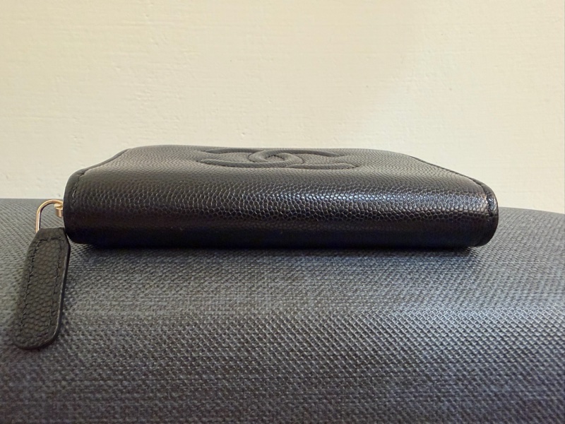 CHANEL 黑色荔枝牛皮淡金釦ㄇ型拉鍊新版零錢袋錢包AP4658-9