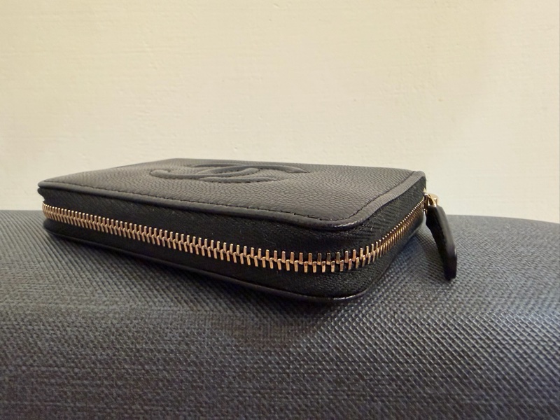 CHANEL 黑色荔枝牛皮淡金釦ㄇ型拉鍊新版零錢袋錢包AP4658-12