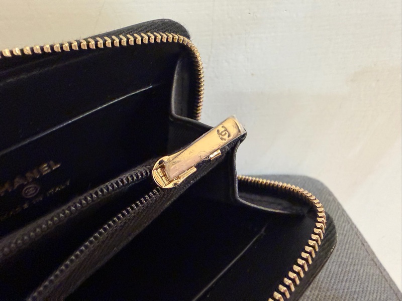 CHANEL 黑色荔枝牛皮淡金釦ㄇ型拉鍊新版零錢袋錢包AP4658-17
