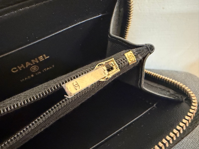 CHANEL 黑色荔枝牛皮淡金釦ㄇ型拉鍊新版零錢袋錢包AP4658-21