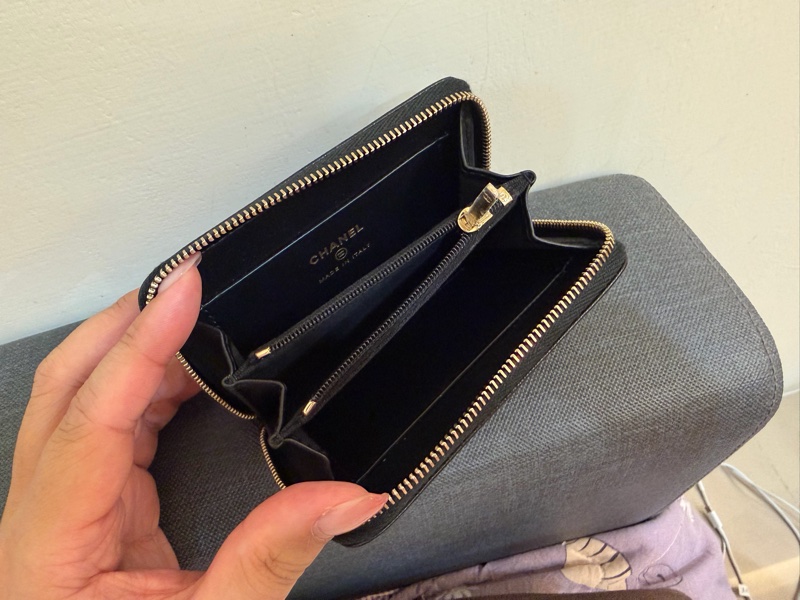 CHANEL 黑色荔枝牛皮淡金釦ㄇ型拉鍊新版零錢袋錢包AP4658-26