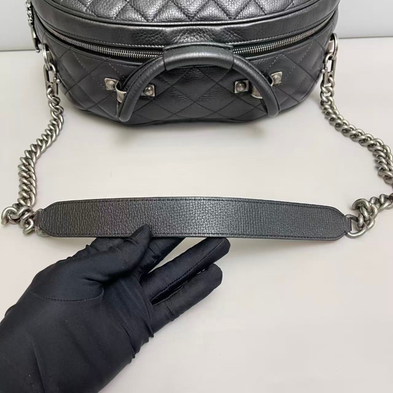 Chanel 黑銀牛皮荔枝紋保齡球包-6