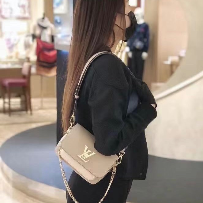 LV lockme Tender斜背包灰色拼白 金扣 芯片款19*15*6.5 98新配件塵袋盒子-0