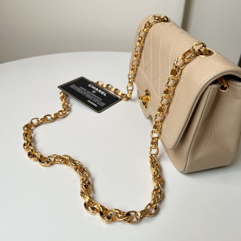 CHANEL 浮雕金釦奶茶黛妃22-2