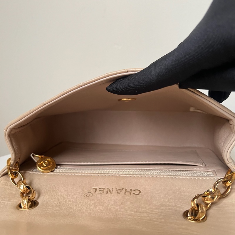 CHANEL 浮雕金釦奶茶黛妃22-13