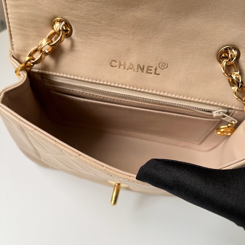 CHANEL 浮雕金釦奶茶黛妃22-14