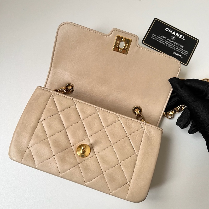 CHANEL 浮雕金釦奶茶黛妃22-16