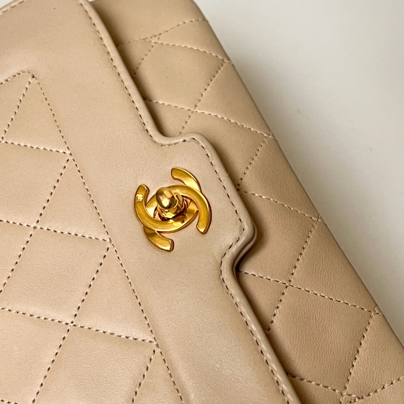 CHANEL 浮雕金釦奶茶黛妃22-17