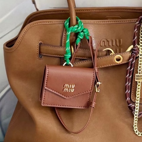 精緻小巧💫誰都瘋狂😍有臺灣購證❤️‍🔥MiuMiu經典皮革金棕亮橙色耳機包吊飾包