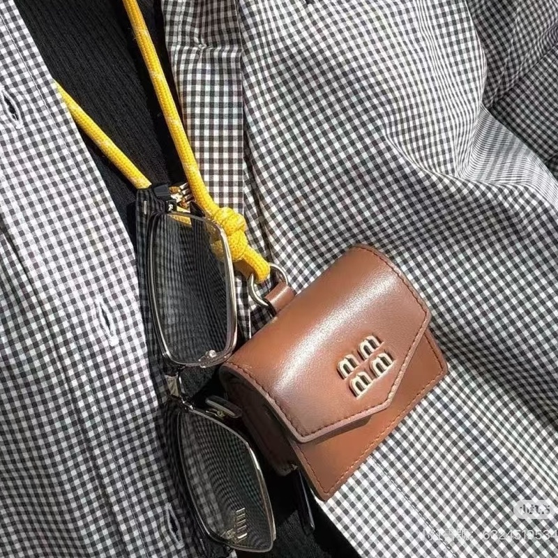 精緻小巧💫誰都瘋狂😍有臺灣購證❤️‍🔥MiuMiu經典皮革金棕亮橙色耳機包吊飾包-1