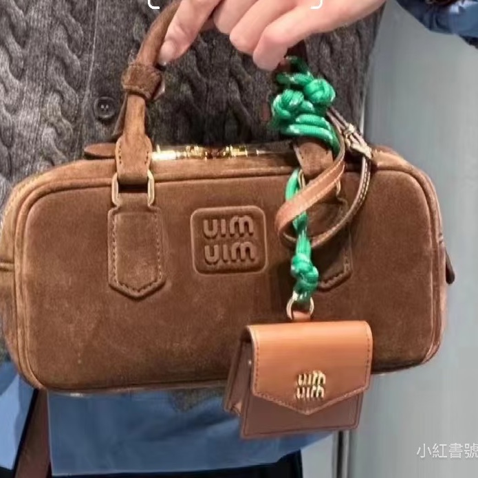 精緻小巧💫誰都瘋狂😍有臺灣購證❤️‍🔥MiuMiu經典皮革金棕亮橙色耳機包吊飾包-3