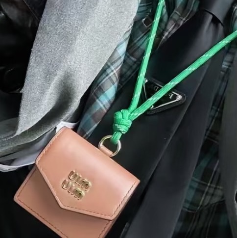 精緻小巧💫誰都瘋狂😍有臺灣購證❤️‍🔥MiuMiu經典皮革金棕亮橙色耳機包吊飾包-4