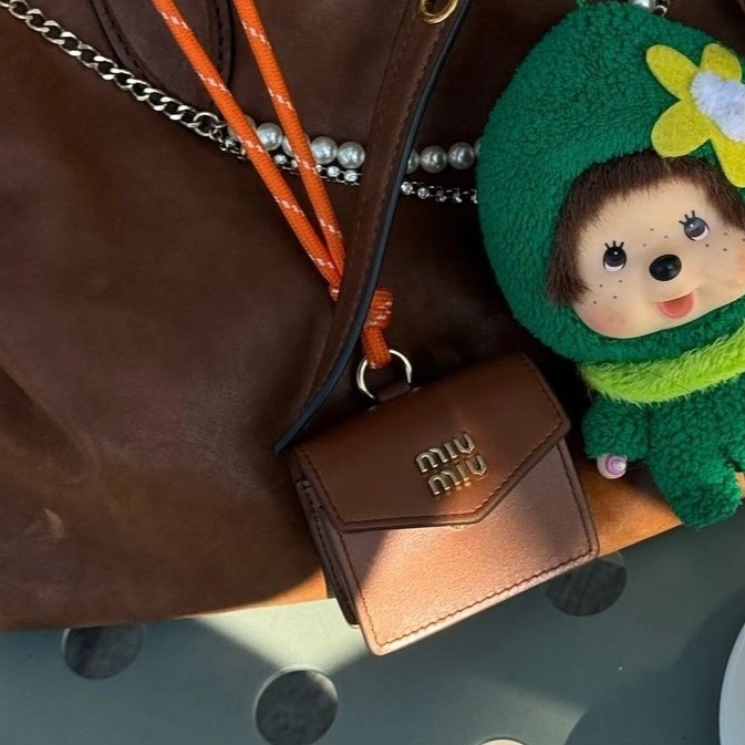 精緻小巧💫誰都瘋狂😍有臺灣購證❤️‍🔥MiuMiu經典皮革金棕亮橙色耳機包吊飾包-5