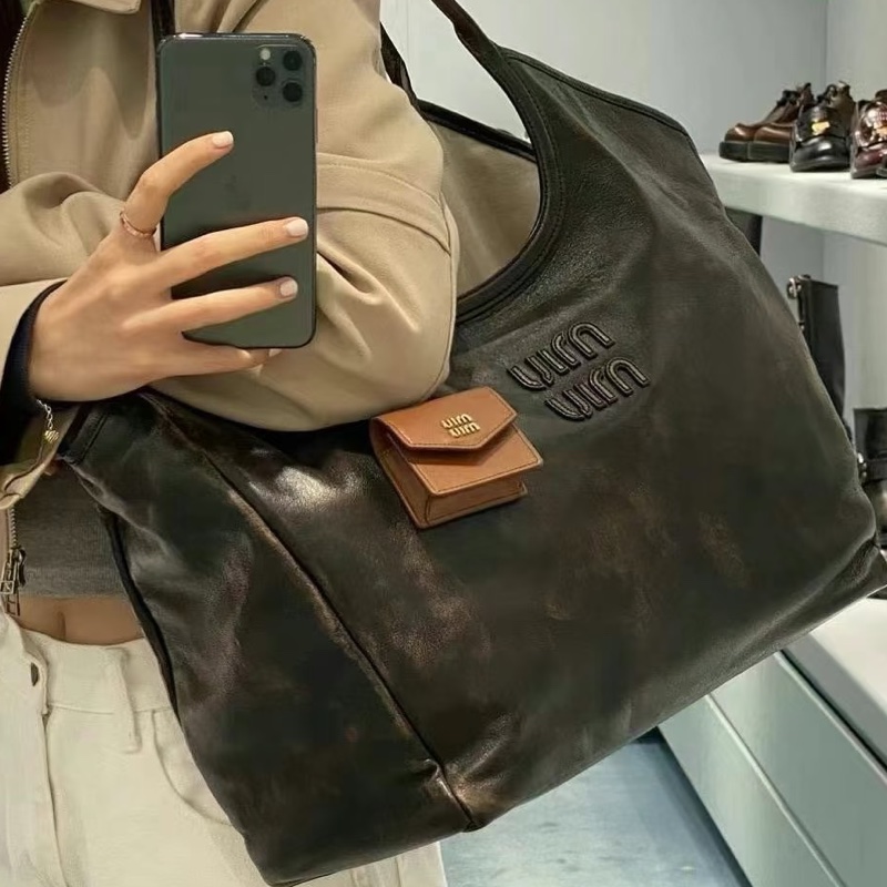 精緻小巧💫誰都瘋狂😍有臺灣購證❤️‍🔥MiuMiu經典皮革金棕亮橙色耳機包吊飾包-6