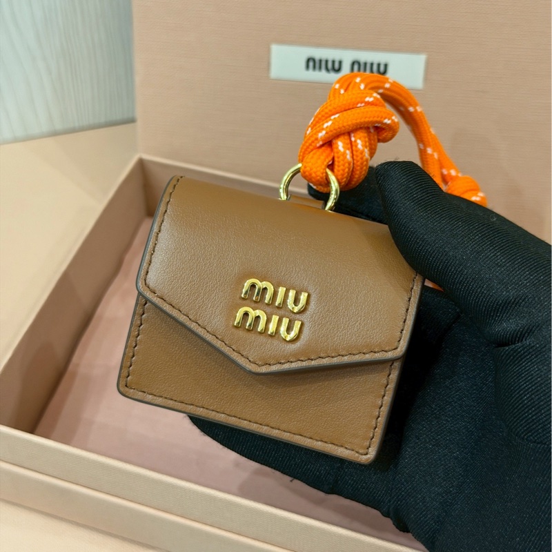 精緻小巧💫誰都瘋狂😍有臺灣購證❤️‍🔥MiuMiu經典皮革金棕亮橙色耳機包吊飾包-10