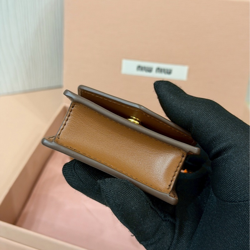 精緻小巧💫誰都瘋狂😍有臺灣購證❤️‍🔥MiuMiu經典皮革金棕亮橙色耳機包吊飾包-12