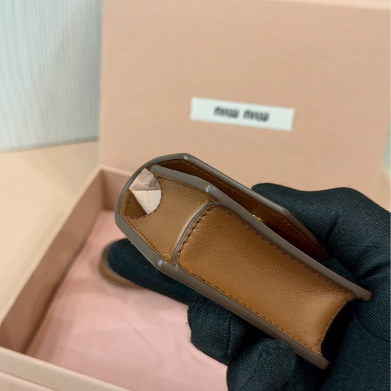 精緻小巧💫誰都瘋狂😍有臺灣購證❤️‍🔥MiuMiu經典皮革金棕亮橙色耳機包吊飾包-13