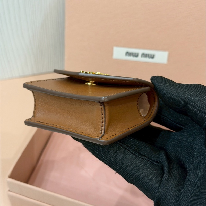 精緻小巧💫誰都瘋狂😍有臺灣購證❤️‍🔥MiuMiu經典皮革金棕亮橙色耳機包吊飾包-14