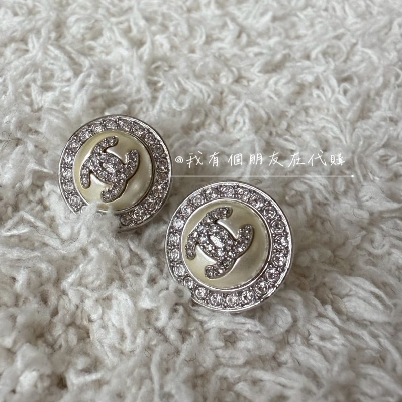 《我有個朋友在代購》帶鑽鈕扣香奈兒耳夾——全新現貨在台-0