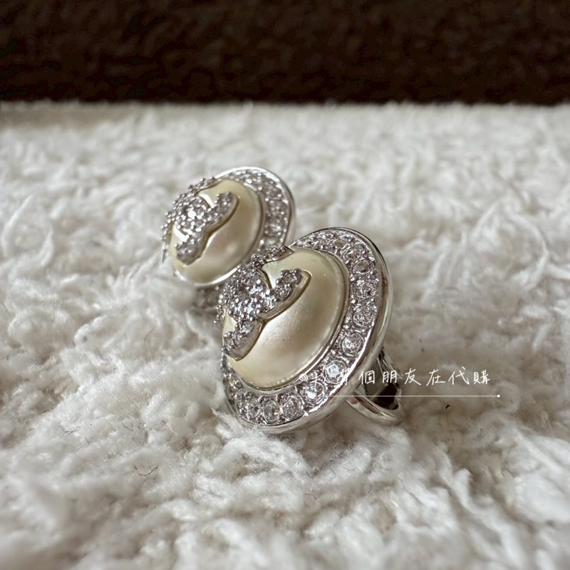 《我有個朋友在代購》帶鑽鈕扣香奈兒耳夾——全新現貨在台-1