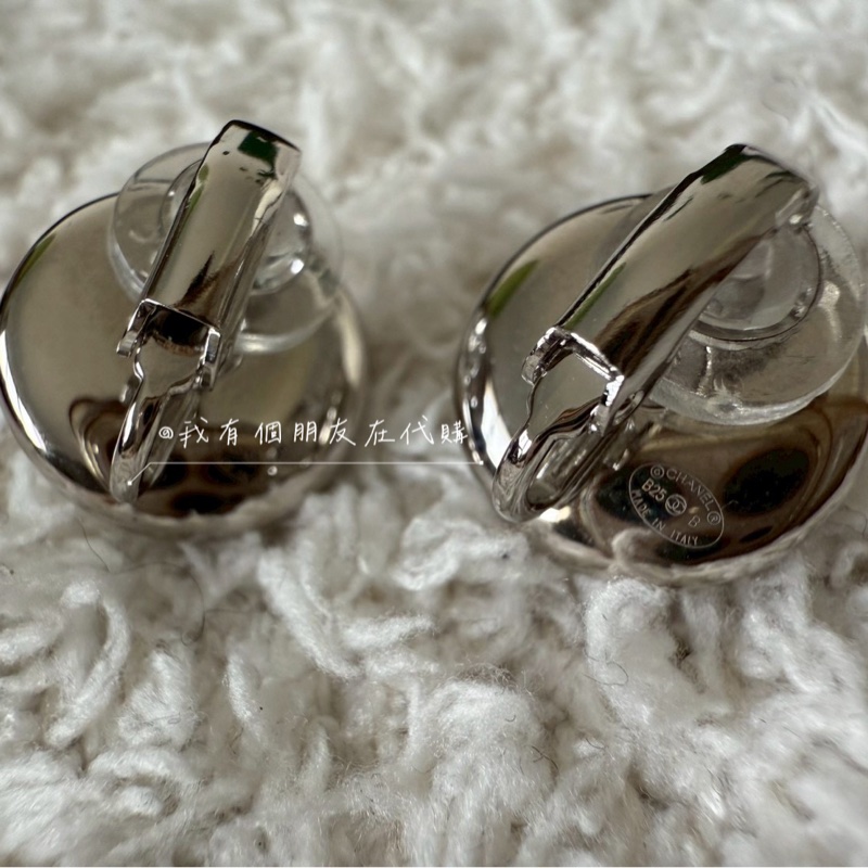 《我有個朋友在代購》帶鑽鈕扣香奈兒耳夾——全新現貨在台-2