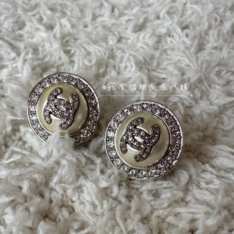 《我有個朋友在代購》帶鑽鈕扣香奈兒耳夾——全新現貨在台-3