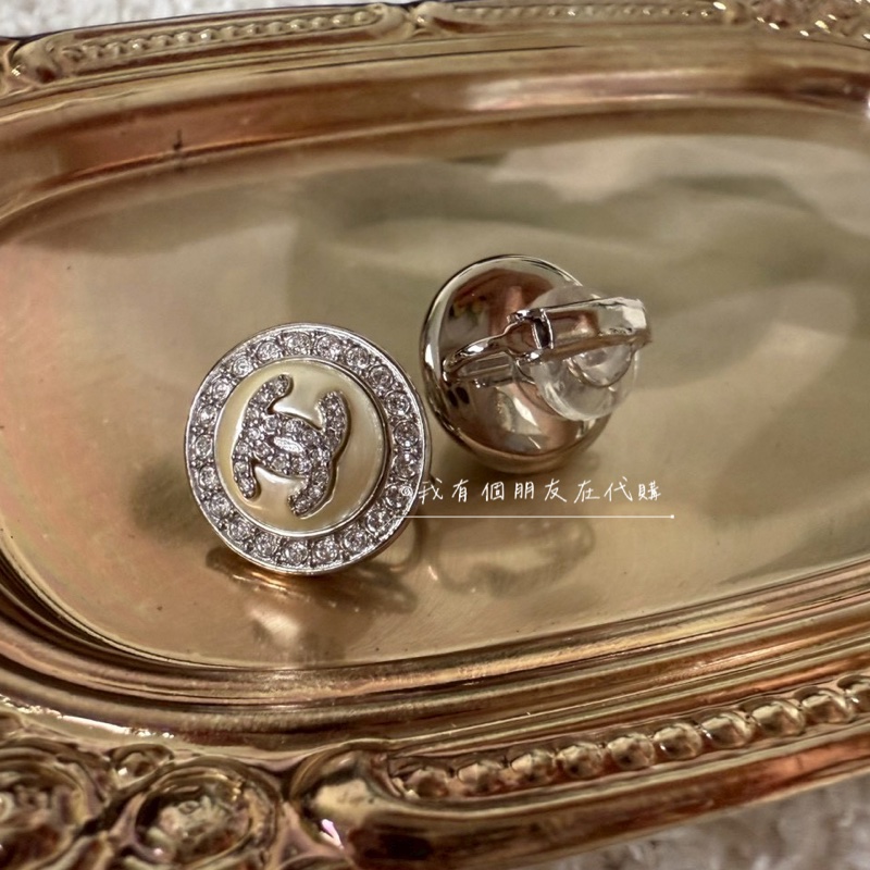 《我有個朋友在代購》帶鑽鈕扣香奈兒耳夾——全新現貨在台-4