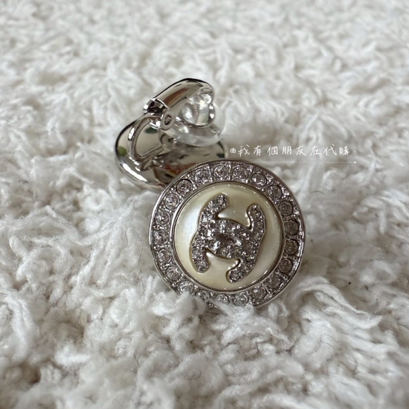 《我有個朋友在代購》帶鑽鈕扣香奈兒耳夾——全新現貨在台-5