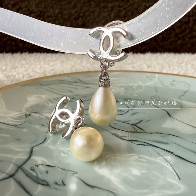《我有個朋友在代購》香奈兒垂墜珍珠耳夾——全新現貨在台-0