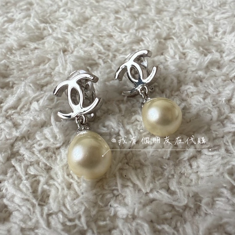 《我有個朋友在代購》香奈兒垂墜珍珠耳夾——全新現貨在台-1