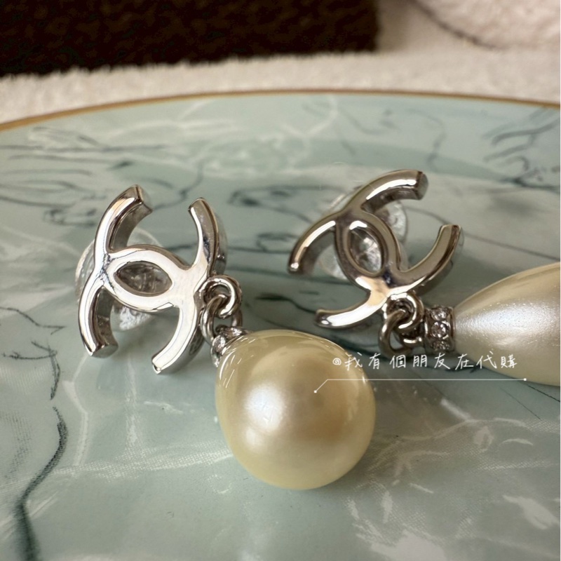 《我有個朋友在代購》香奈兒垂墜珍珠耳夾——全新現貨在台-2
