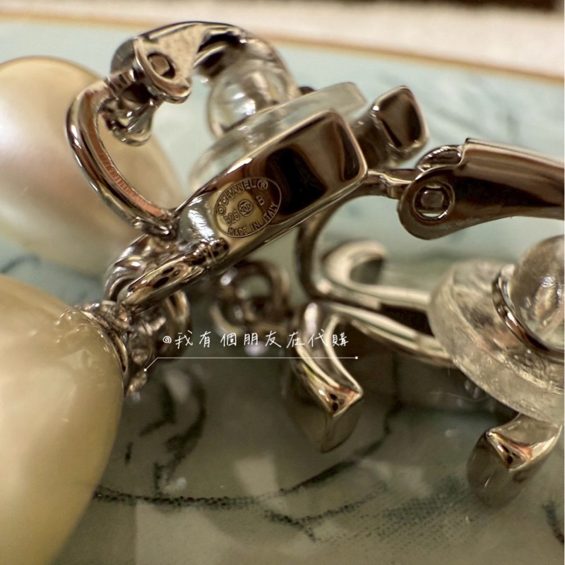 《我有個朋友在代購》香奈兒垂墜珍珠耳夾——全新現貨在台-4