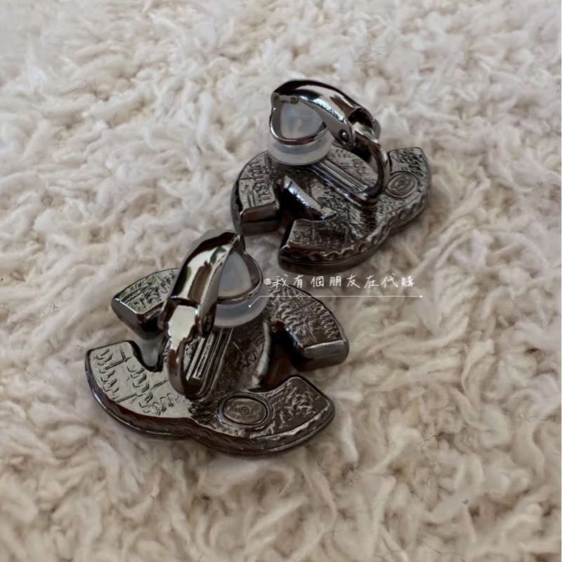 《我有個朋友在代購》香奈兒菱格紋切面耳夾-1