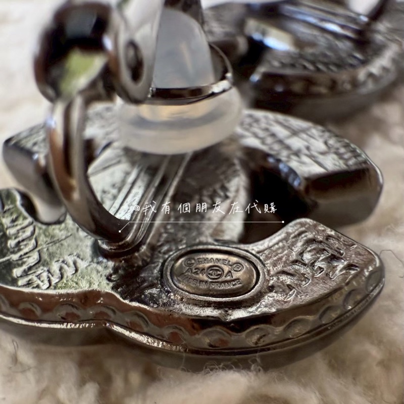 《我有個朋友在代購》香奈兒菱格紋切面耳夾-6