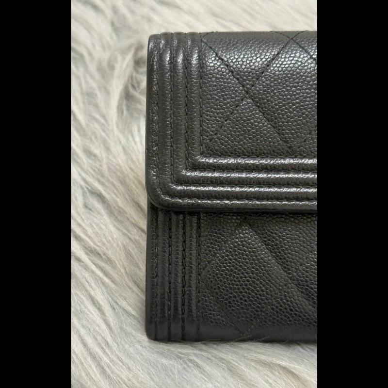 Chanel 荔枝紋黑金Boy款中夾-15