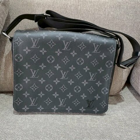 LV 郵差帆布扣式黑老花斜背包