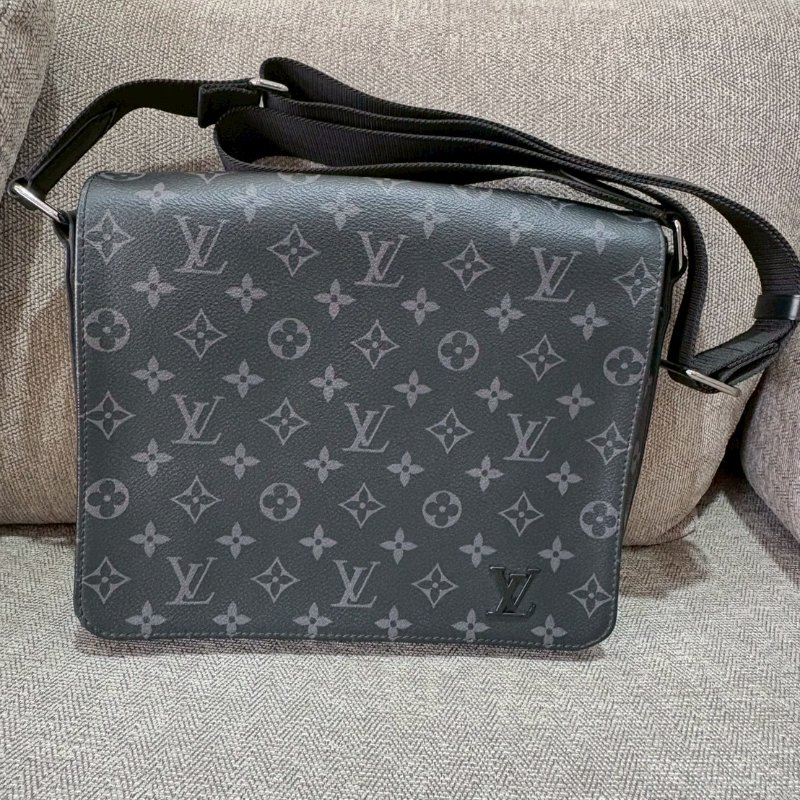 LV 郵差帆布扣式黑老花斜背包-0