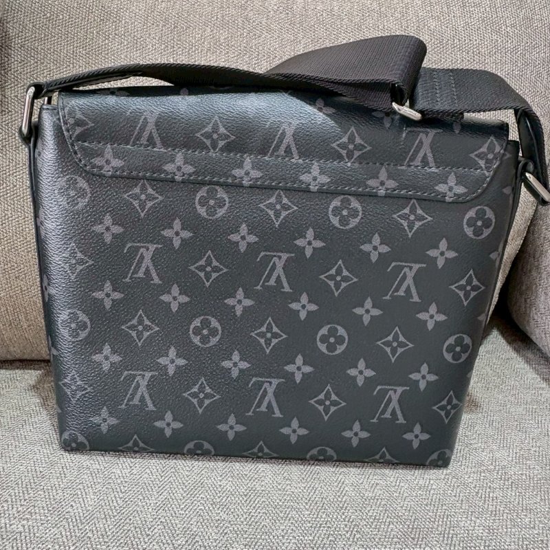 LV 郵差帆布扣式黑老花斜背包-1