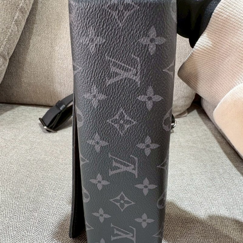 LV 郵差帆布扣式黑老花斜背包-2