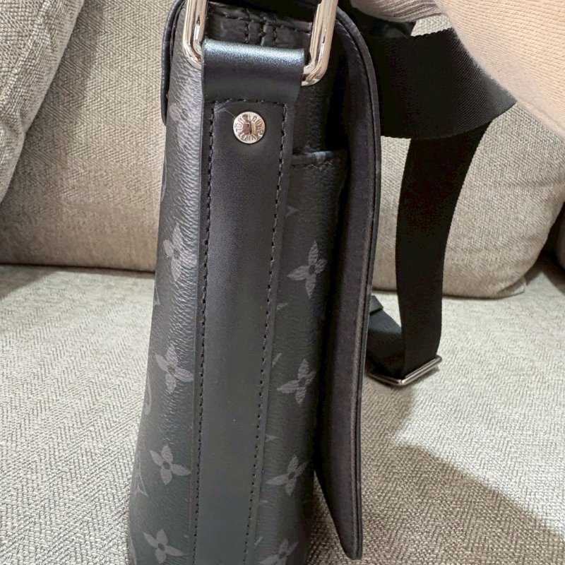 LV 郵差帆布扣式黑老花斜背包-3