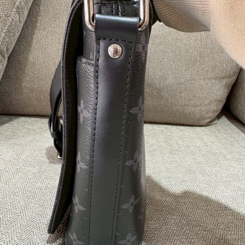 LV 郵差帆布扣式黑老花斜背包-4