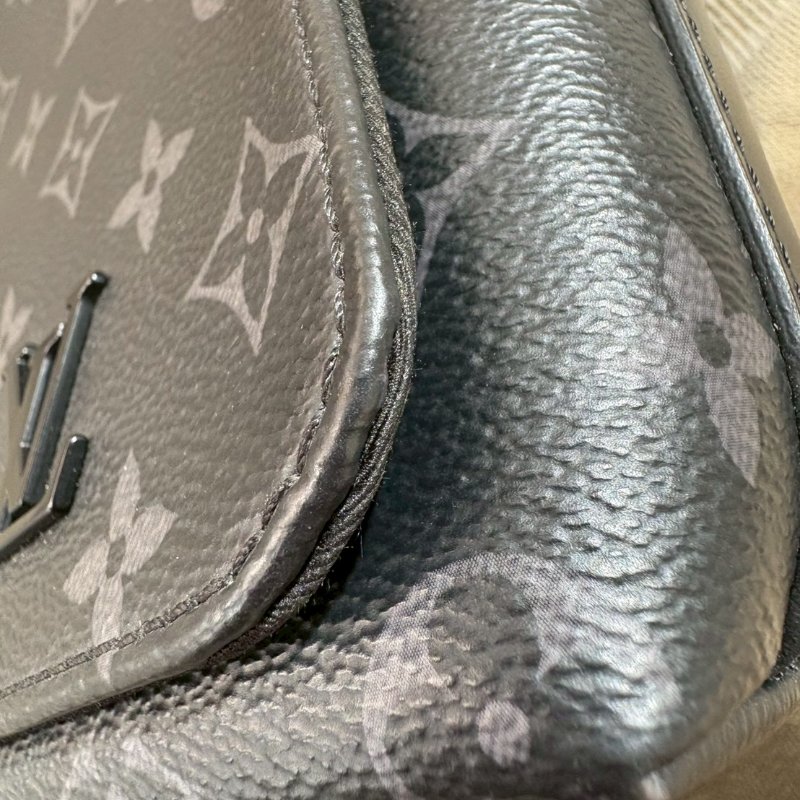 LV 郵差帆布扣式黑老花斜背包-5