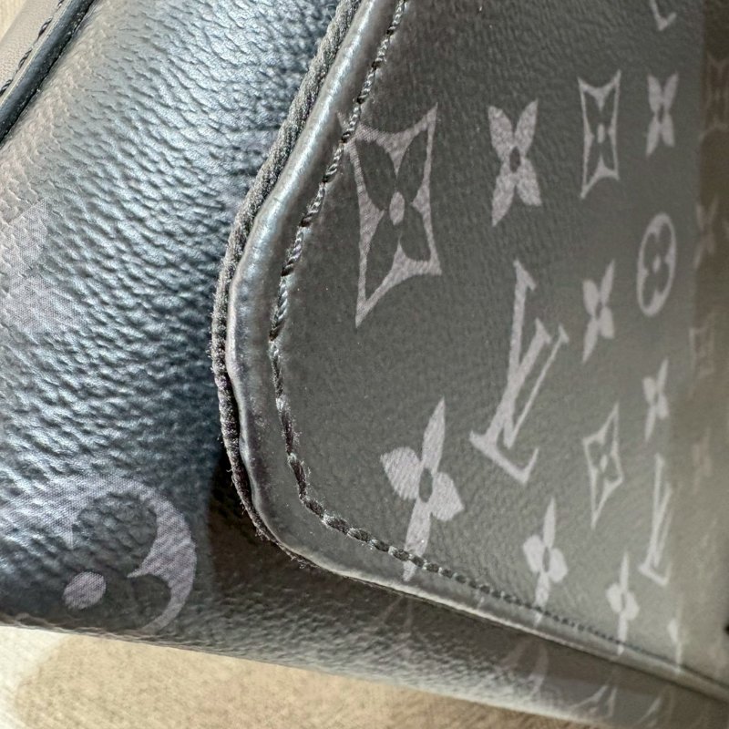 LV 郵差帆布扣式黑老花斜背包-6