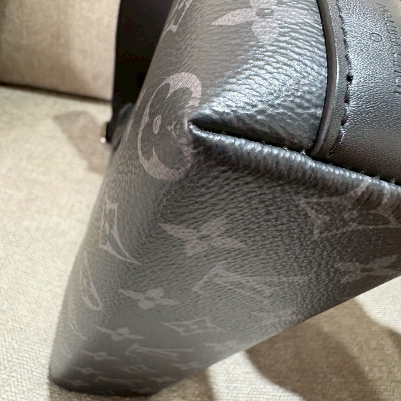 LV 郵差帆布扣式黑老花斜背包-7