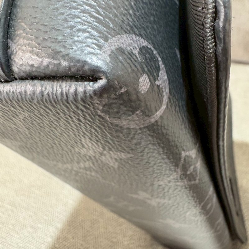 LV 郵差帆布扣式黑老花斜背包-8