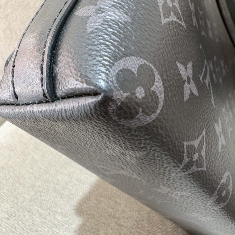 LV 郵差帆布扣式黑老花斜背包-9