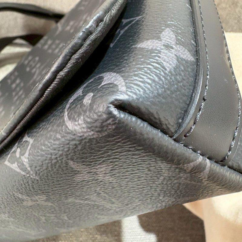 LV 郵差帆布扣式黑老花斜背包-10