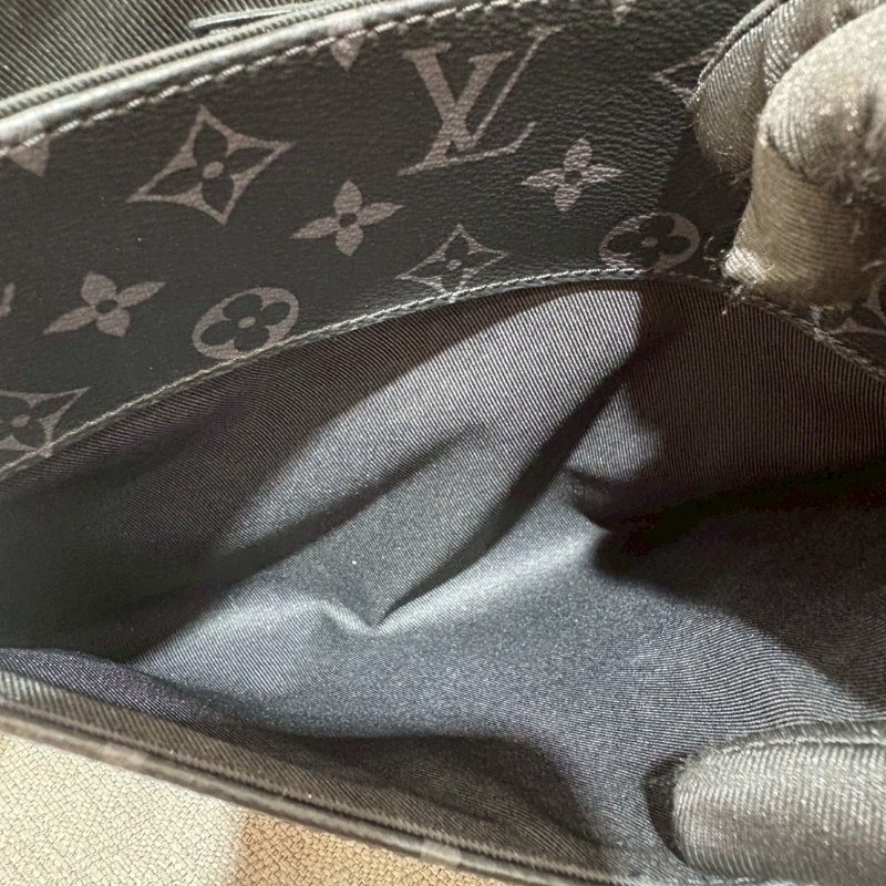 LV 郵差帆布扣式黑老花斜背包-11