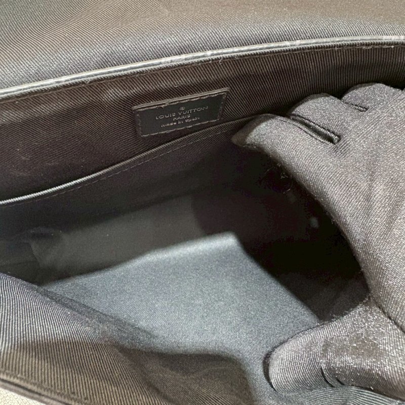 LV 郵差帆布扣式黑老花斜背包-12