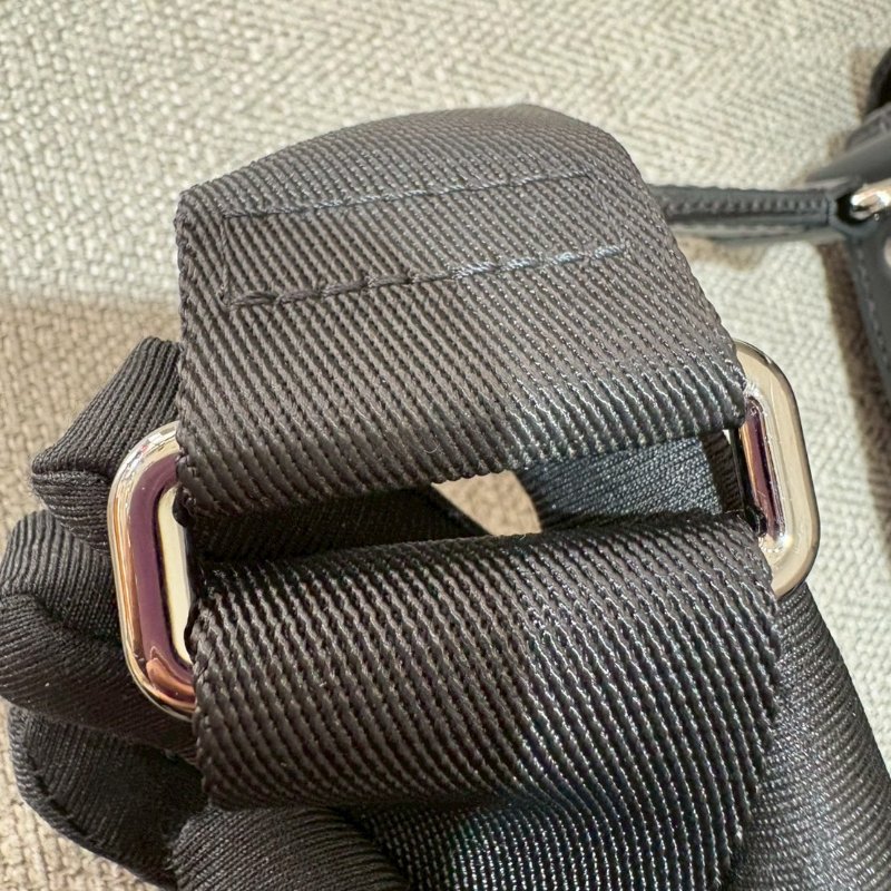 LV 郵差帆布扣式黑老花斜背包-13